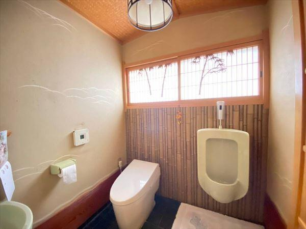 和歌山市船所の中古一戸建のトイレ|【トイレ】
和風モダン、小便器付き