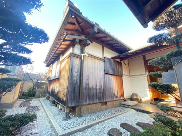 和歌山市船所の中古一戸建の前面道路含む現地写真|四季の移ろいに彩られる閑静な街並み