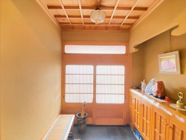 和歌山市船所の中古一戸建の玄関|【玄関】
引き戸で開け閉めが楽ちん