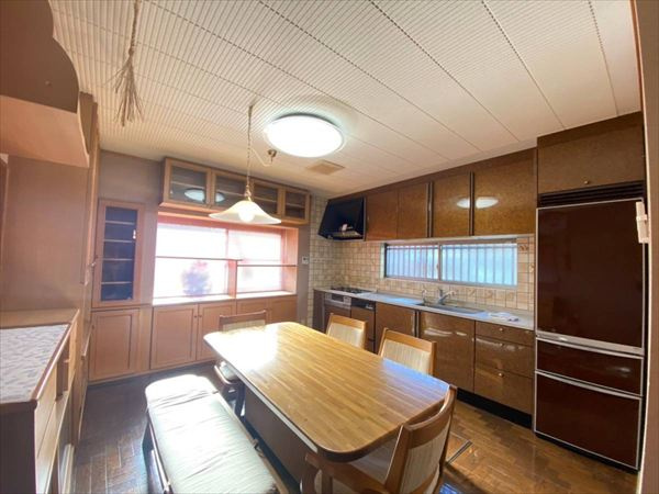 和歌山市船所の中古一戸建の居間・リビング|【リビング】
広々で明るく綺麗なリビング