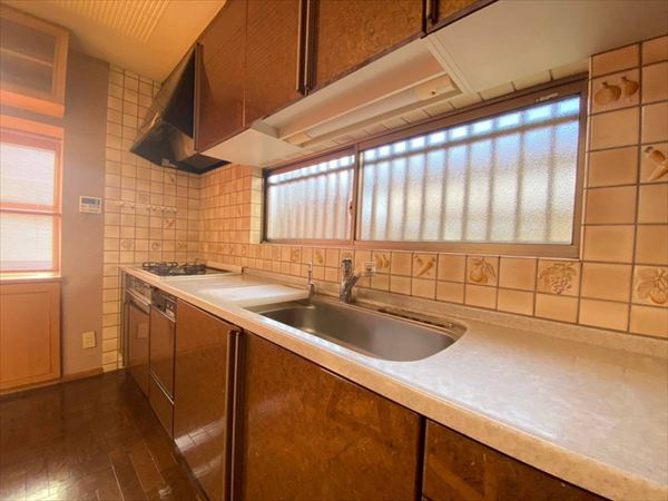 和歌山市船所の中古一戸建のキッチン|【キッチン】
収納スペース・作業スペースが広いシステムキッチンは奥様にうれしいポイント！