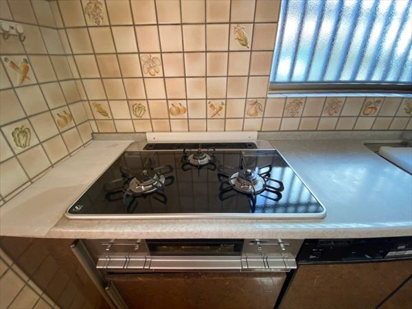 和歌山市船所の中古一戸建のキッチン|【キッチン】
３コ口なので同時に３つのお料理を作ることができます♪
