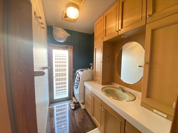 和歌山市船所の中古一戸建の独立洗面台|【洗面台】
オシャレな円型の鏡です♪