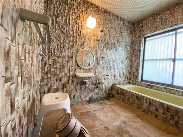 和歌山市船所の中古一戸建の浴室|【浴室】
大きい窓があるので明るい浴室♪洋風なデザインでリラックス空間♪