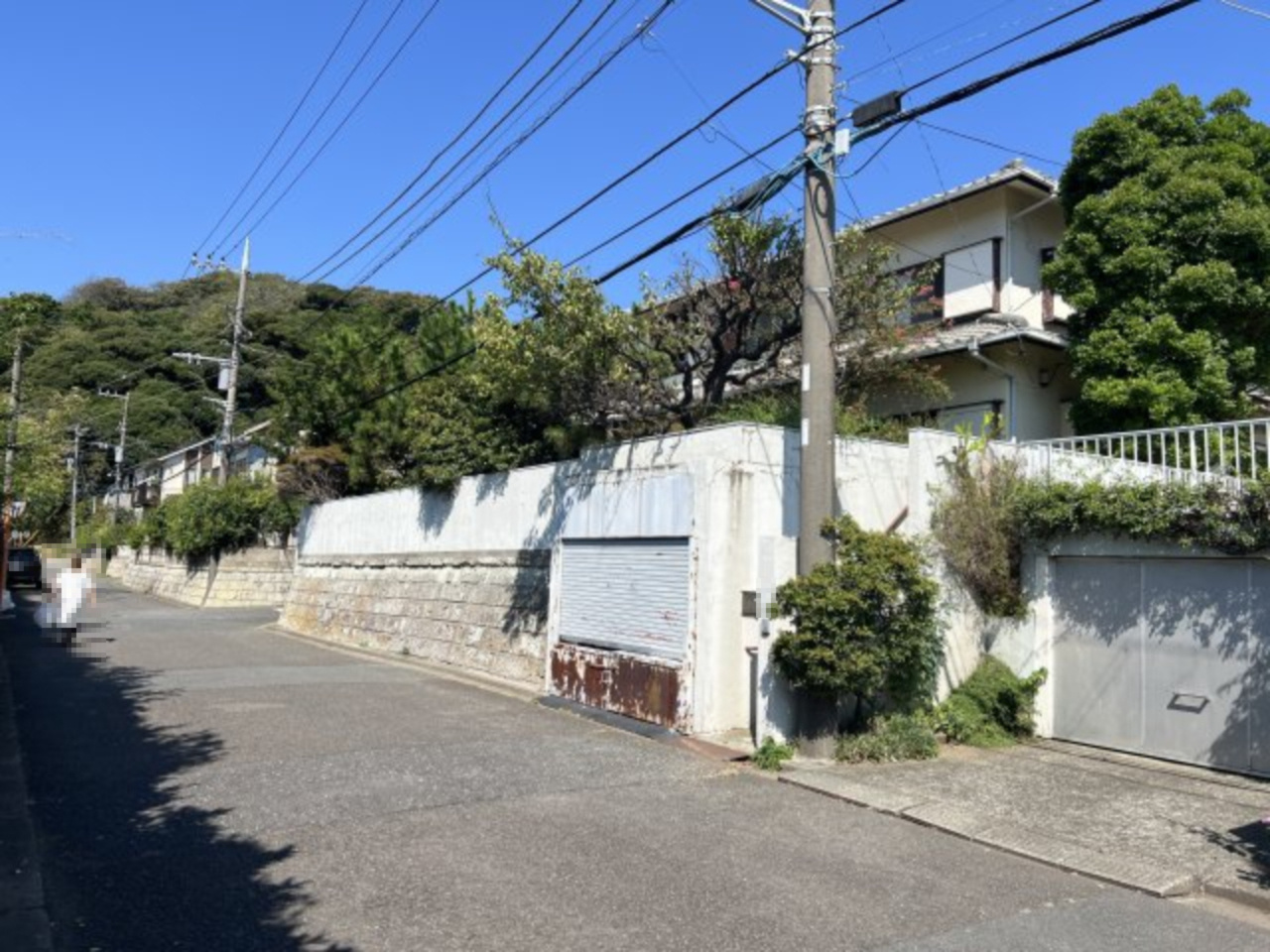 海まで徒歩13分！高台の閑静な住宅街にある約100坪の広々売地の前面道路含む現地写真
