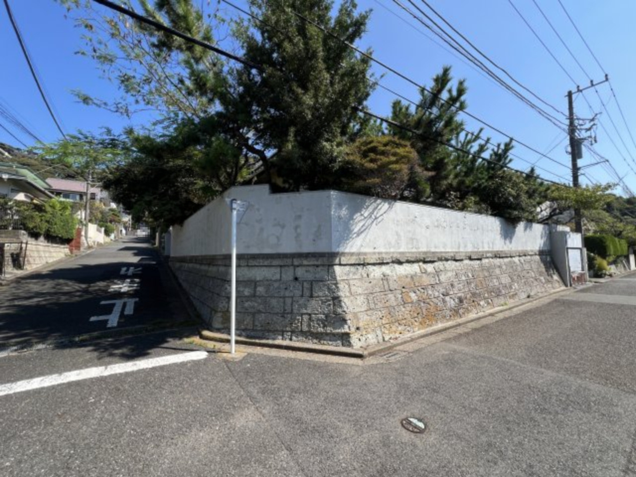 海まで徒歩13分！高台の閑静な住宅街にある約100坪の広々売地の前面道路含む現地写真