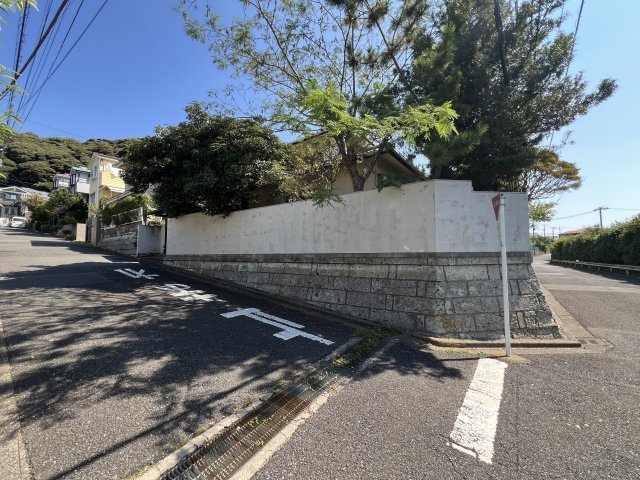 海まで徒歩13分！　緑豊かな住環境　角地の前面道路含む現地写真|前面道路