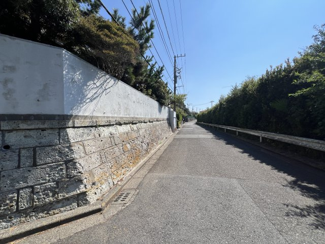 海まで徒歩13分！高台の閑静な住宅街にある約100坪の広々売地の前面道路含む現地写真