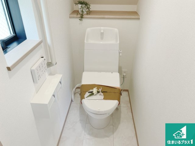 高槻市高西町　新築一戸建てのトイレ|1・2階の2ヶ所にあるので、朝の忙しい時間の順番待ちもなく、深夜の利用にも大変便利です。