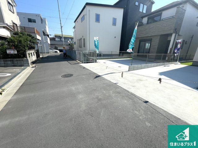 高槻市高西町　新築一戸建ての前面道路含む現地写真|周辺は閑静な住宅街！前面道路広々で車の出し入れも便利です。駐車が苦手な方でも安心して車庫入れできます！