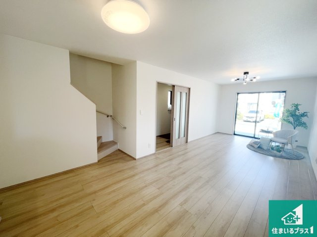 高槻市高西町　新築一戸建ての居間・リビング|日当たり良好の明るいリビングで朝の目覚めもスッキリできそう！対面キッチンでご家族のコミュニケーションも自然と増える設計！小さなお子様が遊ぶスペースを作っても広々とくつろげるLDK！