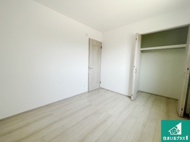 高槻市高西町　新築一戸建ての洋室|シンプルな洋室は、自分好みのインテリアが楽しめます♪ご家族とインテリアや家具を選びに行くのは新築購入時の醍醐味の一つです。ぜひお楽しみください♪