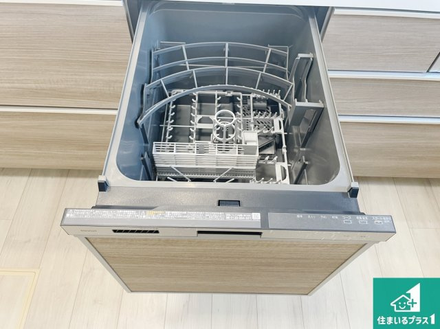 高槻市高西町　新築一戸建ての設備|食事後の一仕事、食器洗いをボタン一つでお任せできちゃいます！場所を取らないビルトイン式なので、お料理スペースもしっかり確保！