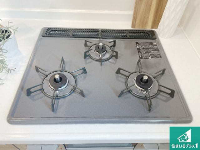 高槻市高西町　新築一戸建ての設備|ダブル高火力Ｓｉセンサー付きコンロ！３口あるので、まとめて料理をする時も大活躍！