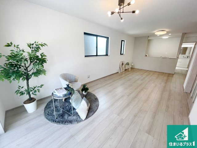 高槻市高西町　新築一戸建ての居間・リビング|子供を見守りながらお料理が出来るため家族のコミュニケーションか増えます♪スペースが広く確保されている為お子様が大きくなったときは一緒に料理を楽しめます♪