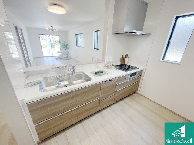 高槻市高西町　新築一戸建てのキッチン|リビングと統一感があり、使い勝手のいいキッチン。広々としているので、二人並んで作業が出来ちゃいます。お子様と一緒に色々なお料理に挑戦できるスペースがあります。