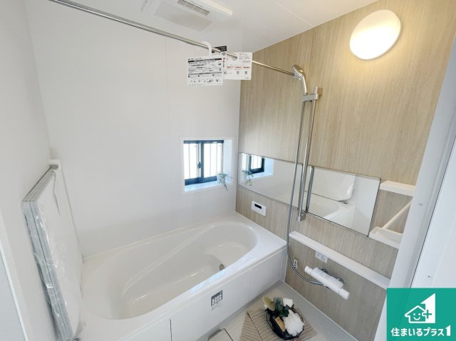 高槻市高西町　新築一戸建ての浴室|足をゆったり伸ばして寛げる浴槽です。窓が設けられていますので差し込む光が明るく穏やかな雰囲気にしてくれます♪浴室乾燥機も設置しているので、雨の日の洗濯物も安心です♪