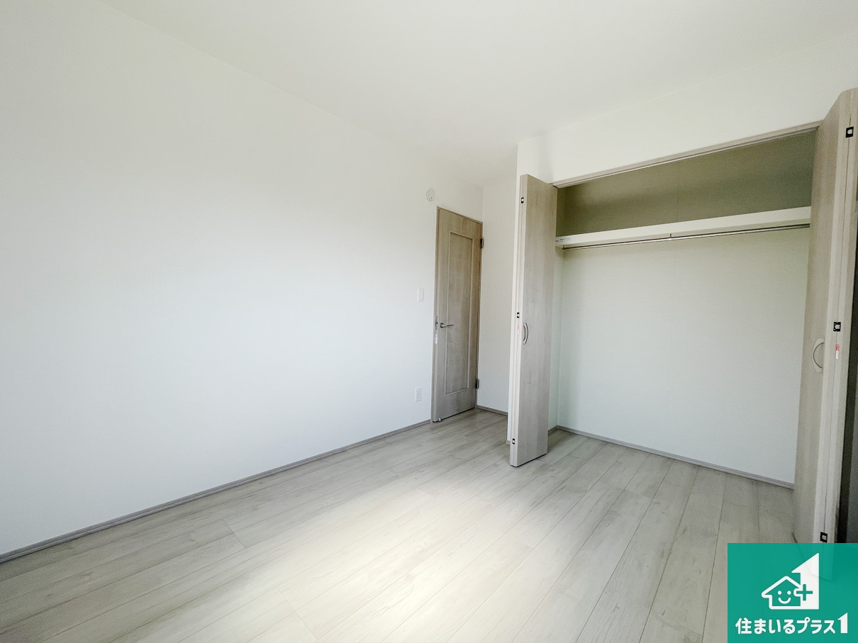 高槻市高西町　新築一戸建ての洋室|寝室は心地よい眠りについてもらいたくて、シンプルかつ開放的な空間な設計にしています！大きな窓から差し込む日が心地いいです♪