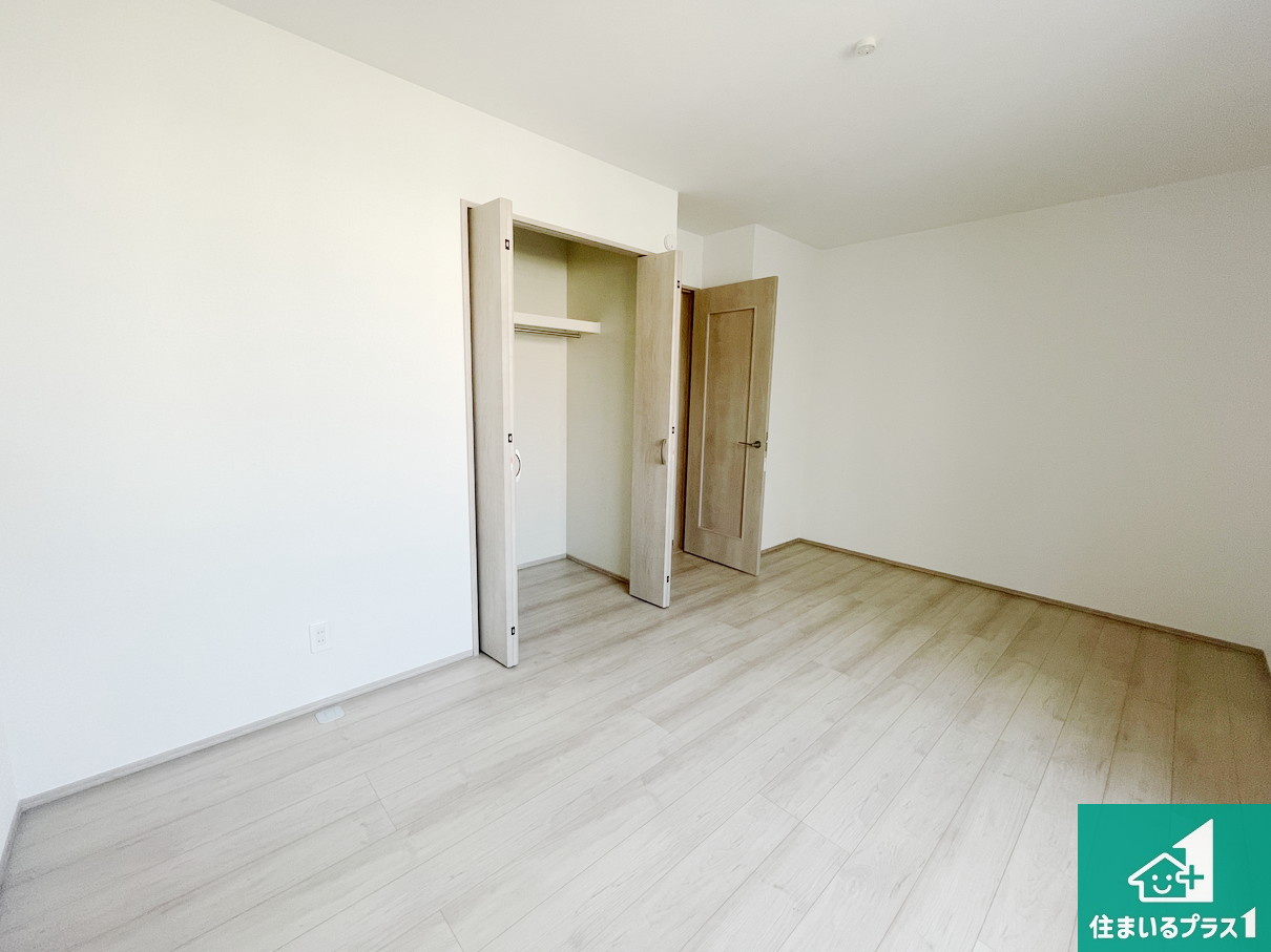 高槻市高西町　新築一戸建ての洋室|収納スペースが充実しているので子供の成長に合わせてたくさん収納ができます！家族構成に合わせた様々な活用ができる収納！