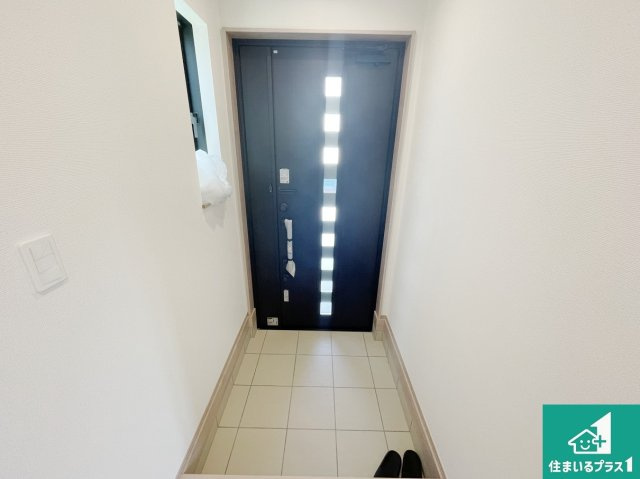 高槻市高西町　新築一戸建ての玄関|シューズボックスにはたくさんの靴が収納できるので玄関周りはいつもスッキリ！ご家族が増えても安心！