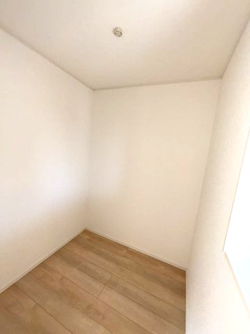 クレイドルガーデン西垣生第2-1号棟　新築分譲住宅(全2棟)の収納|明るい洋室です