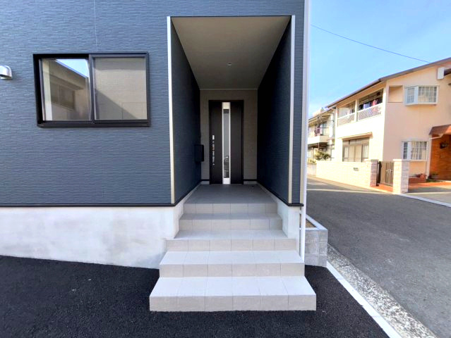 クレイドルガーデン西垣生第2-1号棟　新築分譲住宅(全2棟)の玄関|きれいな玄関です