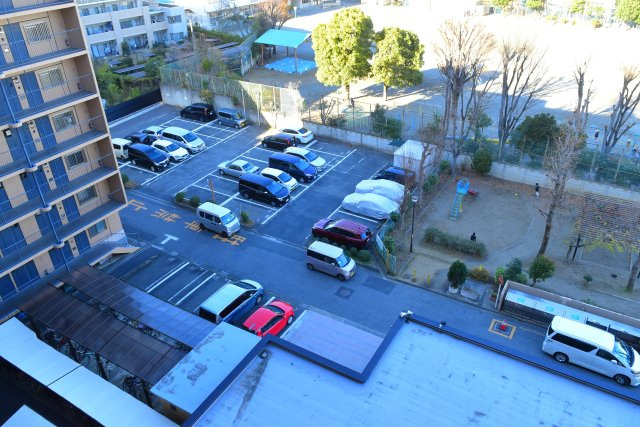 府中市住吉町２丁目の中古マンションの駐車場