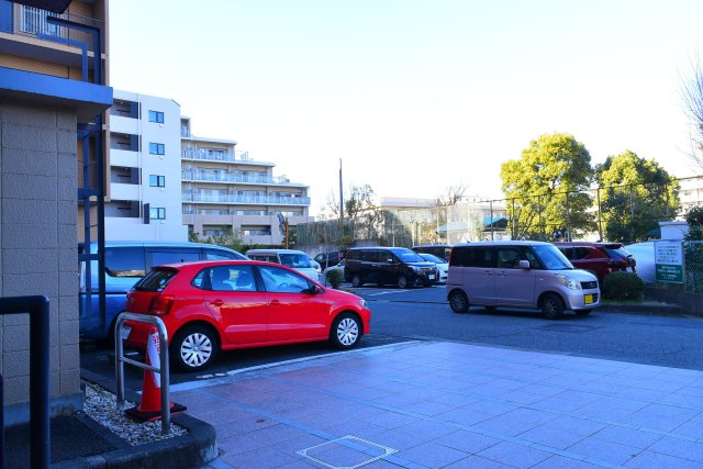 府中市住吉町２丁目の中古マンションの駐車場
