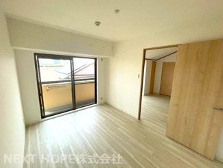 【洋室】 | ろうきん若王寺コーポ | 洋室6帖です♪バルコニーに面した明るく開放的な室内です！！ぜひ現地をご確認ください！！お気軽にネクストホープ不動産までお問い合わせを！