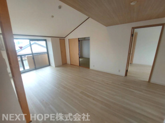 【居間・リビング】 | ろうきん若王寺コーポ | リビングです♪天井も高く実際よりも広く感じられます♪