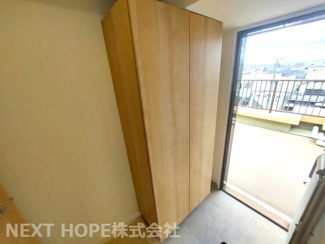 【玄関】 | ろうきん若王寺コーポ | 玄関には大きなシューズBOXが設けられております♪