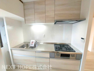 【キッチン】 | ろうきん若王寺コーポ | 新品のシステムキッチンです♪収納豊富で使い勝手も良いです！！キッチン横には窓も有り快適な空間です！！