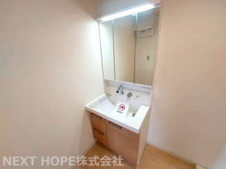 【独立洗面台】 | ろうきん若王寺コーポ | 新品の洗面化粧台です♪シャワー水栓で使い勝手も良いです！！