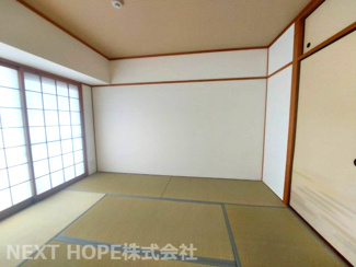 【和室】 | ろうきん若王寺コーポ | 和室６帖です♪バルコニーに面した明るく開放的な居室です！足を伸ばして寛げます！！天袋付きの押入れも有り、たくさんの収納ができます♪