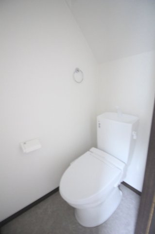小山市乙女　1期のトイレ|温水洗浄便座付きのトイレ。シンプルで清潔感のある空間なので、毎日気持ちよくお使いいただけます。