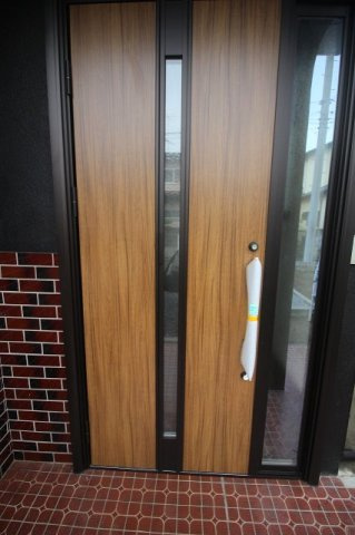 小山市乙女　1期の玄関|木目調の玄関ドアが住まいの印象を引き立てます。リフォーム済みなので、気持ちよく新生活を迎えられます。