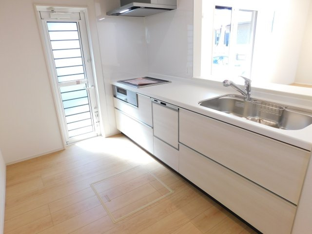 愛西市北一色町証文の新築一戸建のキッチン|◇キッチン◇　　人気の対面式・ＩＨコンロ・人工大理石天板システムキッチン・食洗機・浄水機能付ハンドシャワー・静音仕様シンク・薄型換気扇・スローインクローズレール・床下収納庫・勝手口