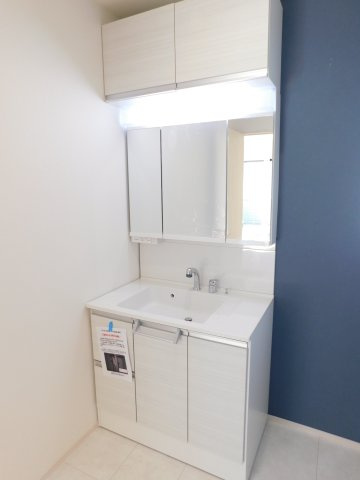 愛西市北一色町証文の新築一戸建の独立洗面台|◇洗面室◇　　吊収納付き三面鏡シャワードレッサー（ワイドサイズ）　リネン収納と床下収納完備♪