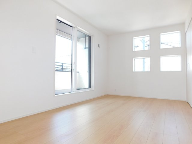 愛西市北一色町証文の新築一戸建の洋室|◇洋室◇　　南面で明るい洋室７．７１帖　全居室収納完備！　バルコニー付き♪