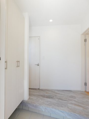 愛西市北一色町証文の新築一戸建の玄関|◇玄関収納◇　　家族の履物がしっかり収納できる大型シューズ収納♪　姿見付き