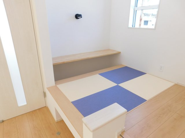 愛西市北一色町証文の新築一戸建の居間・リビング|◇マルチスキップ◇　　お子様の遊び場やワークスペースにも使えるマルチスキップ♪　上部吹抜！