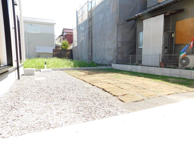 愛西市北一色町証文の新築一戸建の庭|◇庭◇　　ガーデニングやＢＢＱなどが楽しめる天然芝の広い庭付き♪　便利な立水栓完備