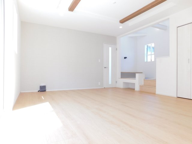 愛西市北一色町証文の新築一戸建の居間・リビング|◇リビング◇　　南面で明るく広いリビング２０．５帖　吹抜空間のカウンター付きマルチスキップ♪