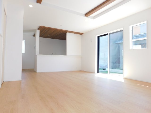 愛西市北一色町証文の新築一戸建の居間・リビング|◇リビング◇　　南面で明るく広いリビング２０．５帖　アクセントになる化粧梁と開放感を演出する折り上げ天井♪