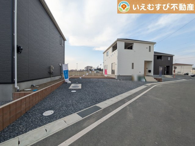 Cradle garden　太田市下田島町第5の駐車場|並列3台駐車可能なゆとりのカースペース
複数台車をお持ちでも、お友達が遊びに来てもゆとりの駐車スペース！