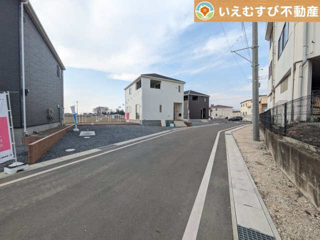 Cradle garden　太田市下田島町第5の前面道路含む現地写真|安心の広々6ｍ前面道路
6ｍの前面道路はお車の駐車が楽々！すれ違える広さが確保されています♪