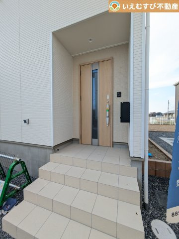 Cradle garden　太田市下田島町第5のエントランス|落ち着いた色づかいのエントランス
駐車場からアクセスの良いエントランス。雨の日や荷物が多くても安心の動線♪