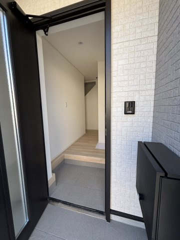 クレイドルガーデン西垣生第2-2号棟　新築分譲住宅(全2棟)の玄関