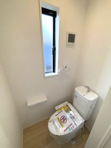 クレイドルガーデン西垣生第2-2号棟　新築分譲住宅(全2棟)のトイレ|コンパクトで使いやすいトイレです