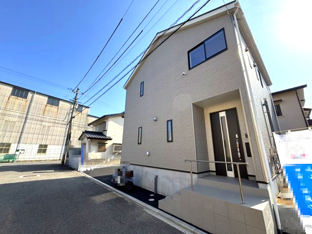 クレイドルガーデン西垣生第2-2号棟　新築分譲住宅(全2棟)の前面道路含む現地写真|おしゃれな外観です